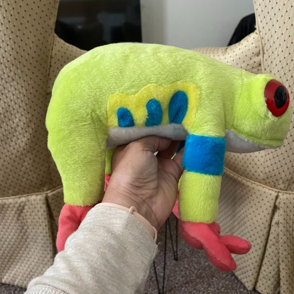 Wild Republic Red-Eyed Tree Frog Tags are attached - Picture 8 of 8